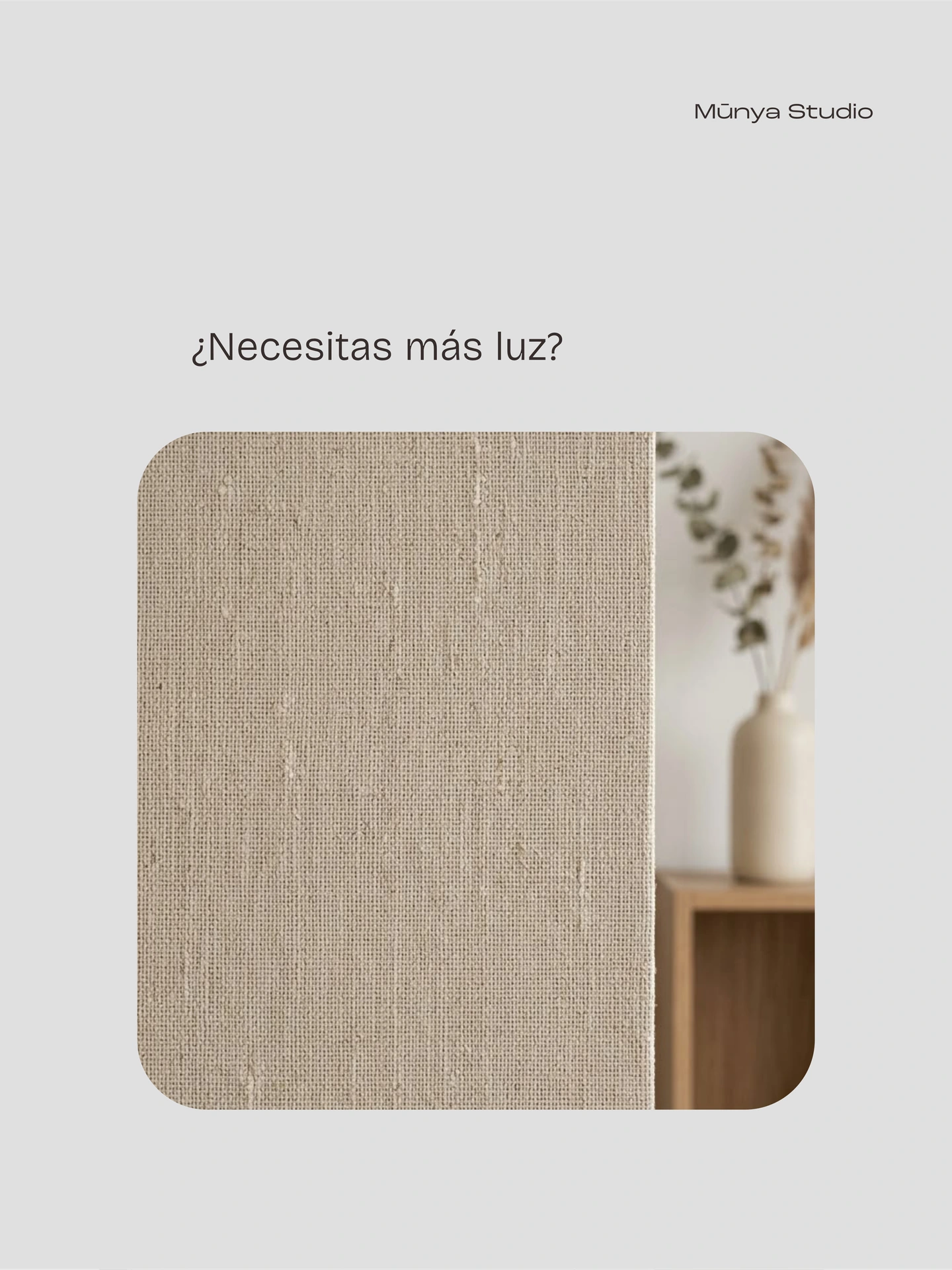 Munya Studio · Textura de papel pintado claro junto a un interior con luz suave.