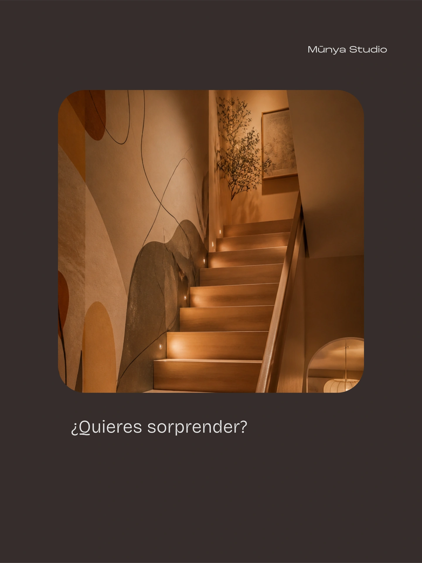 Munya Studio · Escalera iluminada en tonos cálidos con un gran mural en la pared.