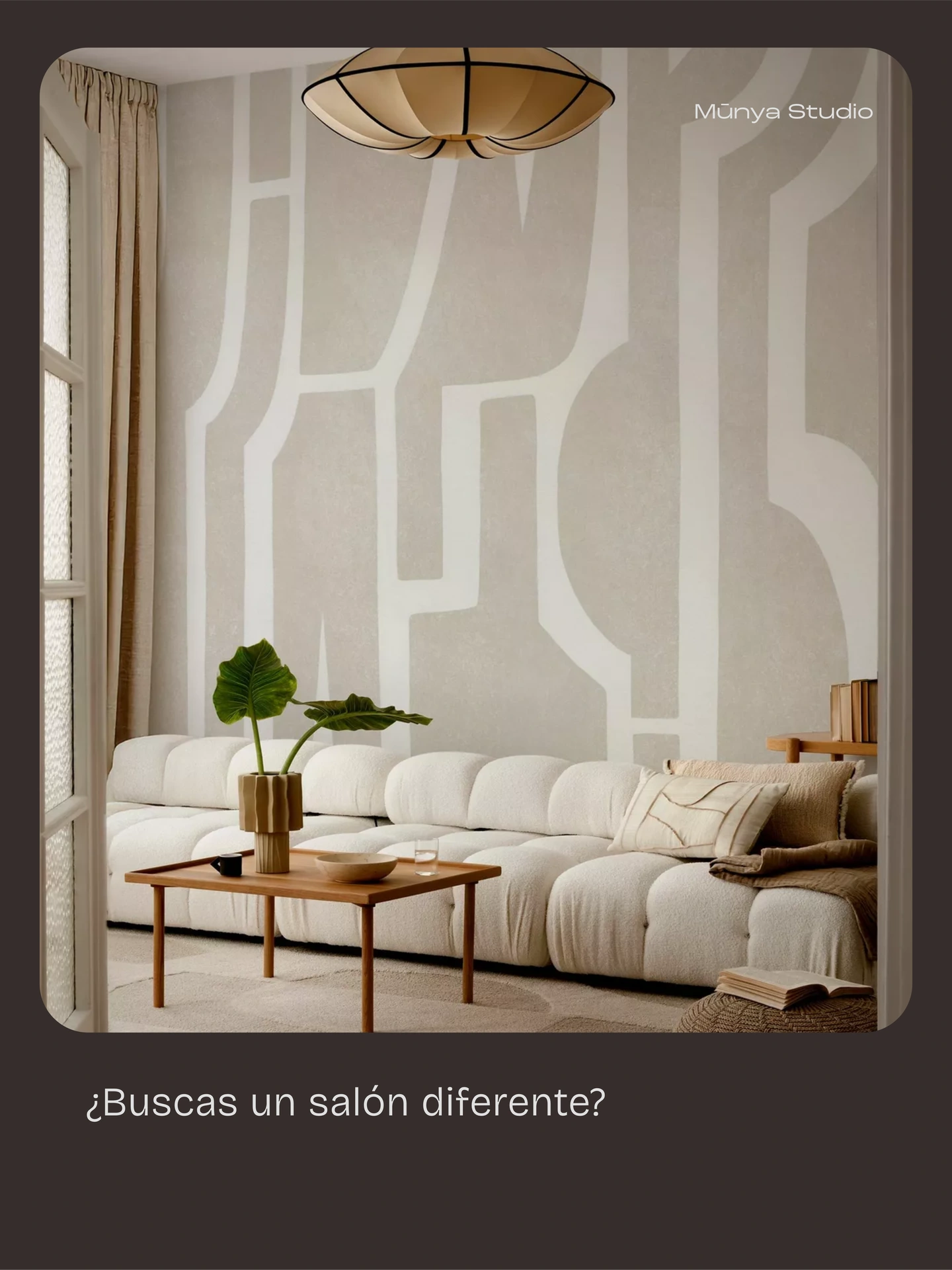 Munya Studio · Salón con papel geométrico, sofá claro y mesa baja de madera.