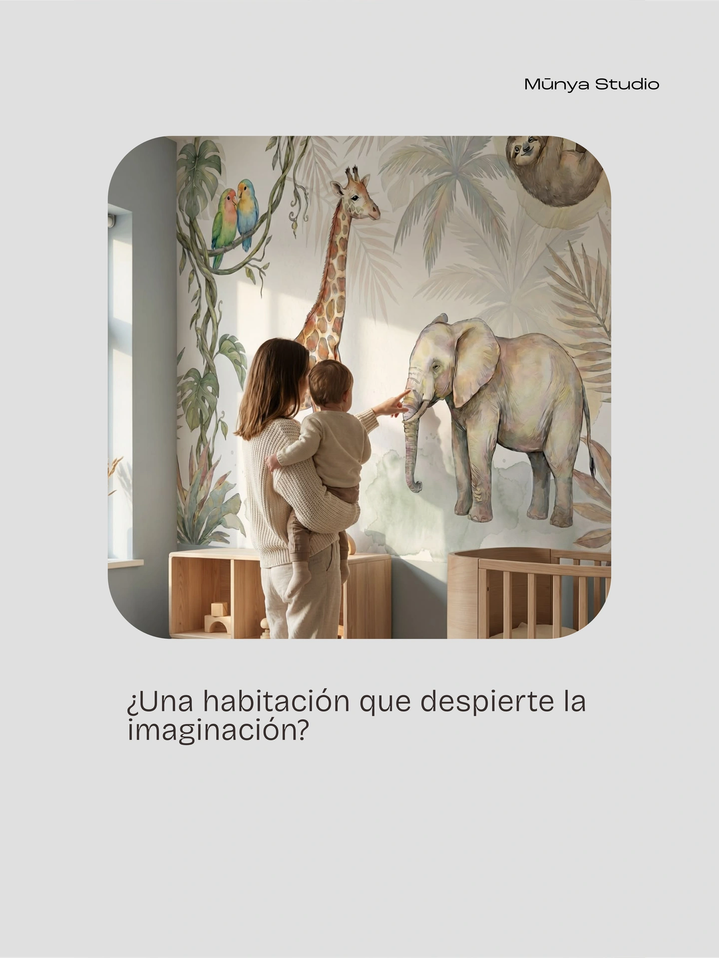 Munya Studio · Habitación infantil con mural de animales y una mujer con un niño en brazos.
