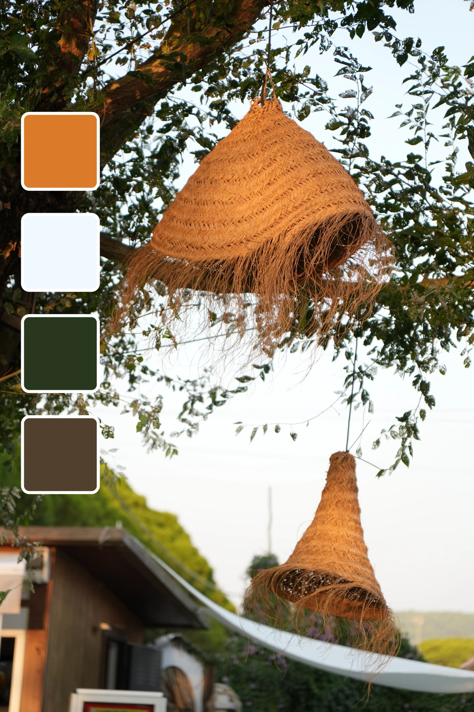 Carrusel de colores de Zaraho: Lámparas tejidas colgantes y vegetación con muestras de color naranja, blanco y verde.
